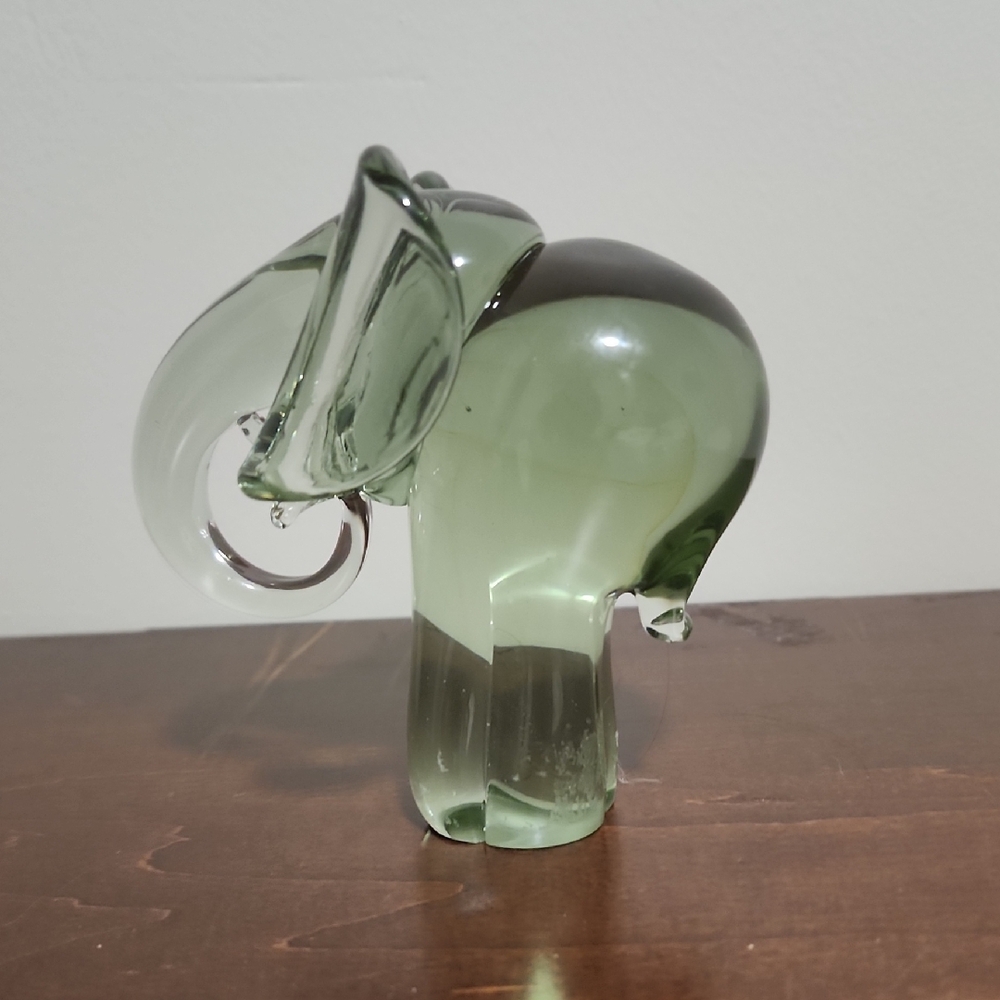 Beautifui Art Glass Elephant Paperweight In A Beautiful Green.